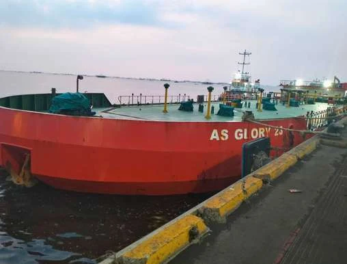 Unloading CPO at Marunda Center Terminal Port — 3
